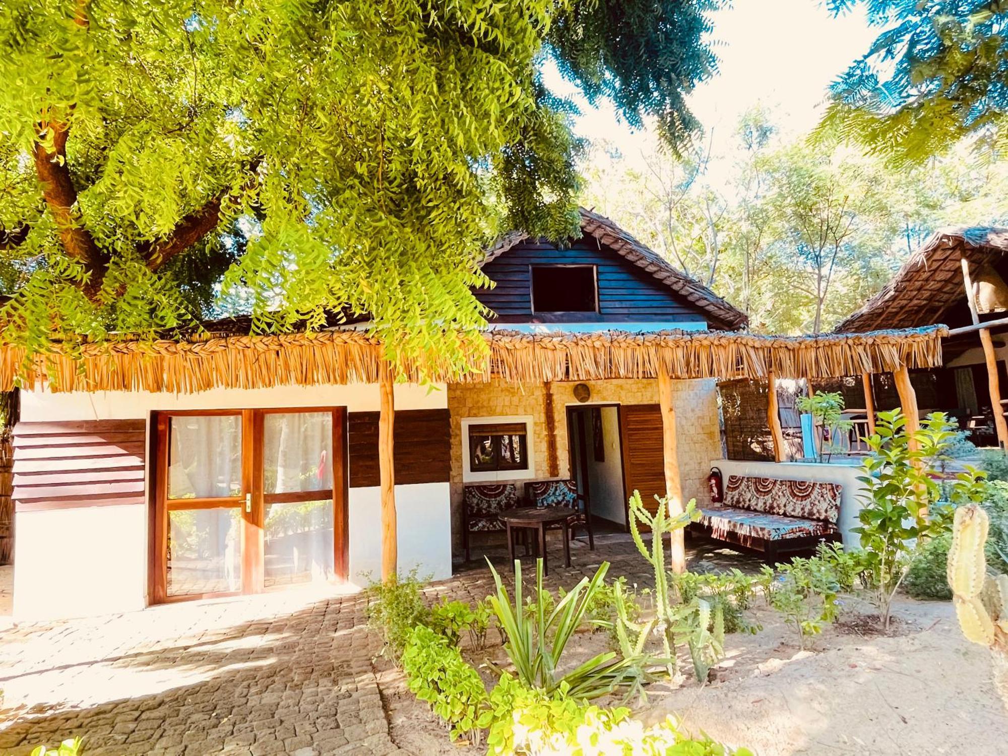 Vovo Telo Lodge Toliara Exterior foto