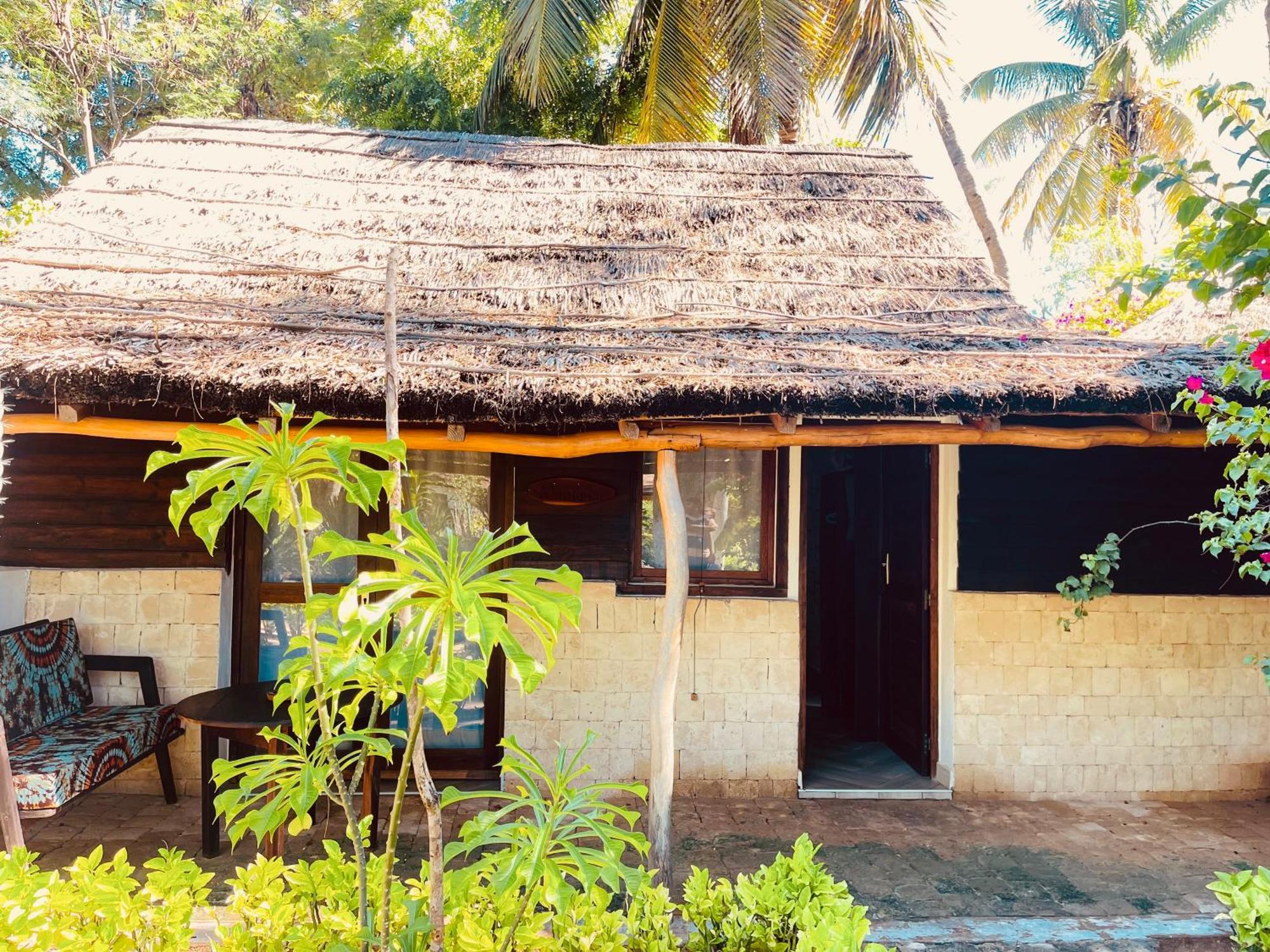 Vovo Telo Lodge Toliara Exterior foto