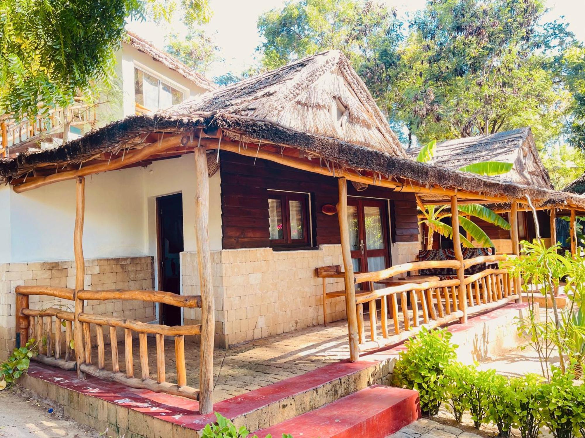 Vovo Telo Lodge Toliara Exterior foto